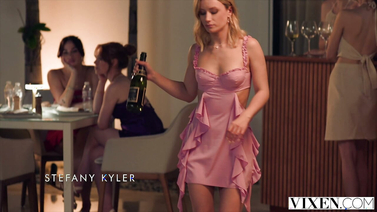 VIXEN Mükemmel Vücutlu Nancy Ace Otel Odasında Ünlü Influencer Tarafından Sikiliyor