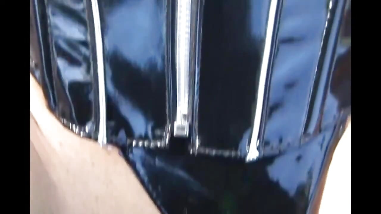 สาวหัวนมใหญ่โดนเย็ดเอาท์ดอร์ทําให้หีเธอเต็มไปด้วยน้ําเงี่ยน