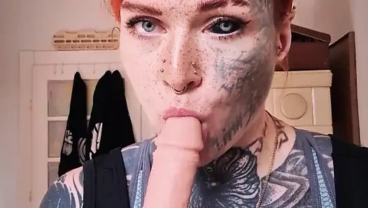 Blowjob auf einem realistischen dildo