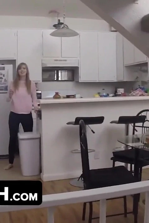 Dadcrush - 饥渴的女郎脱光衣服, 毛茸茸的阴户被勃动的大鸡巴狠狠地抽插