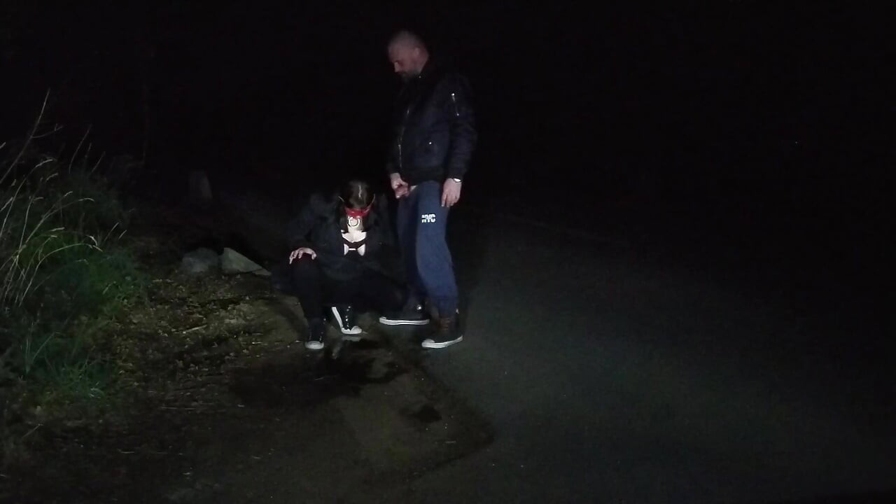 Orinar en la cara de la esposa al aire libre lluvia dorada