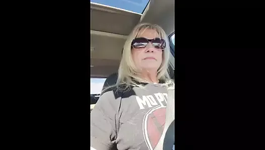 Solo - abuela sexy blanca caliente en su auto