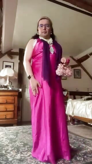 Berbaju fushia yang labuh