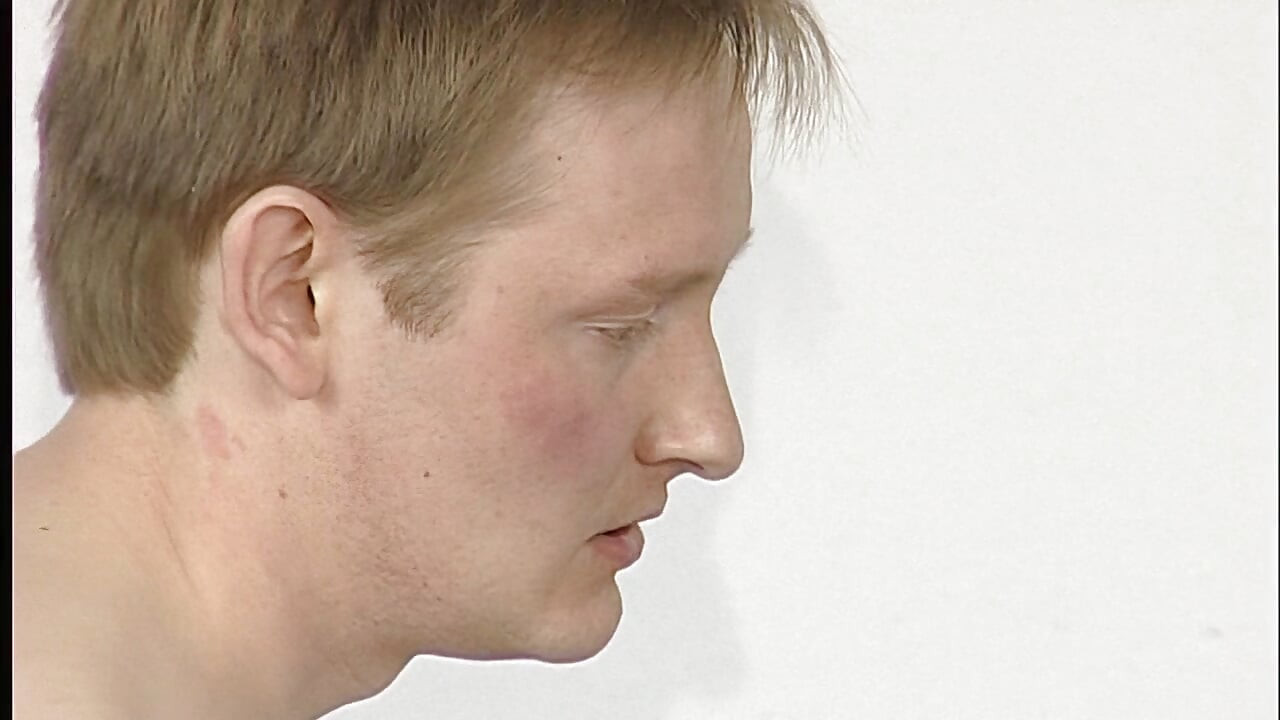 Seksi kız büyük bir yarağı emiyor ve sonra onunla oynuyor