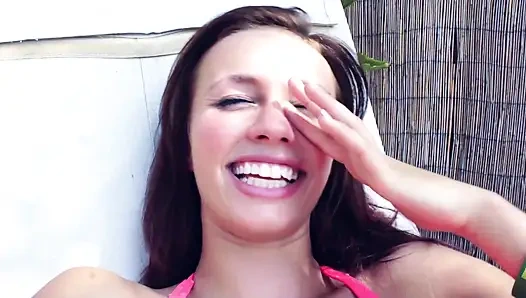 Menjilat saudara perempuan tiri temannya di bawah sinar matahari