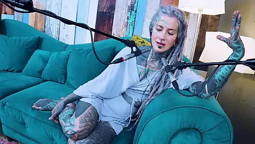 U hakkında konuşuyorum - rahatsız - asmr podcast sfw konuşuyor gotik sıska kız dreadlocks dövmeli model dövmeli kız