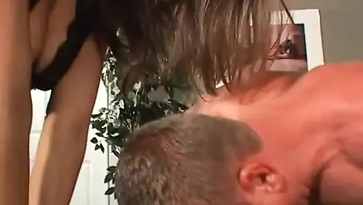 Sexy schlampe darf diesen typen beim ficken zuschauen und schließt sich ihnen sogar an