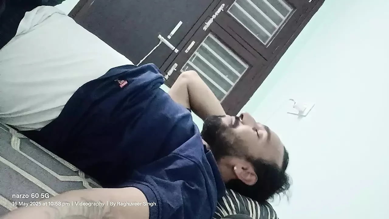 Ινδικό καυτό gay show masterbation με ζωντανούς φίλους πέους