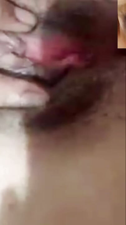 सौतेली मम्मी संजय कराहने के लिए हस्तमैथुन करती है