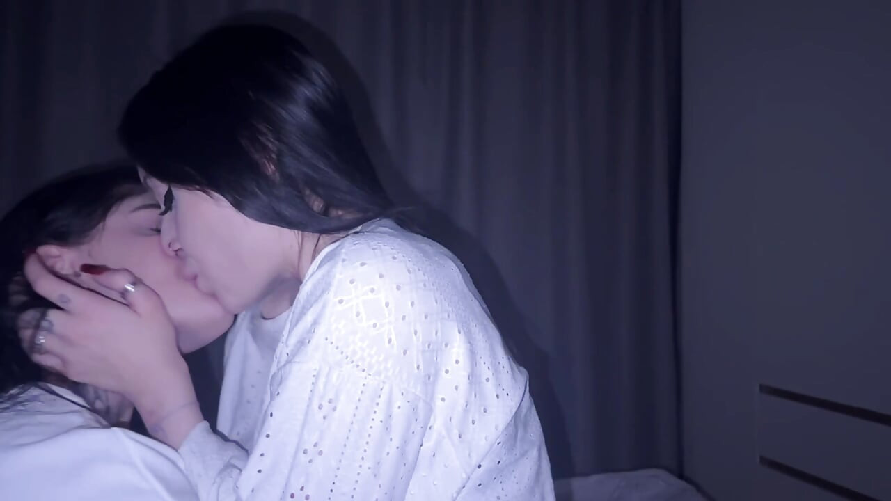 Compilație sălbatică de orgasme și săruturi lesbiene