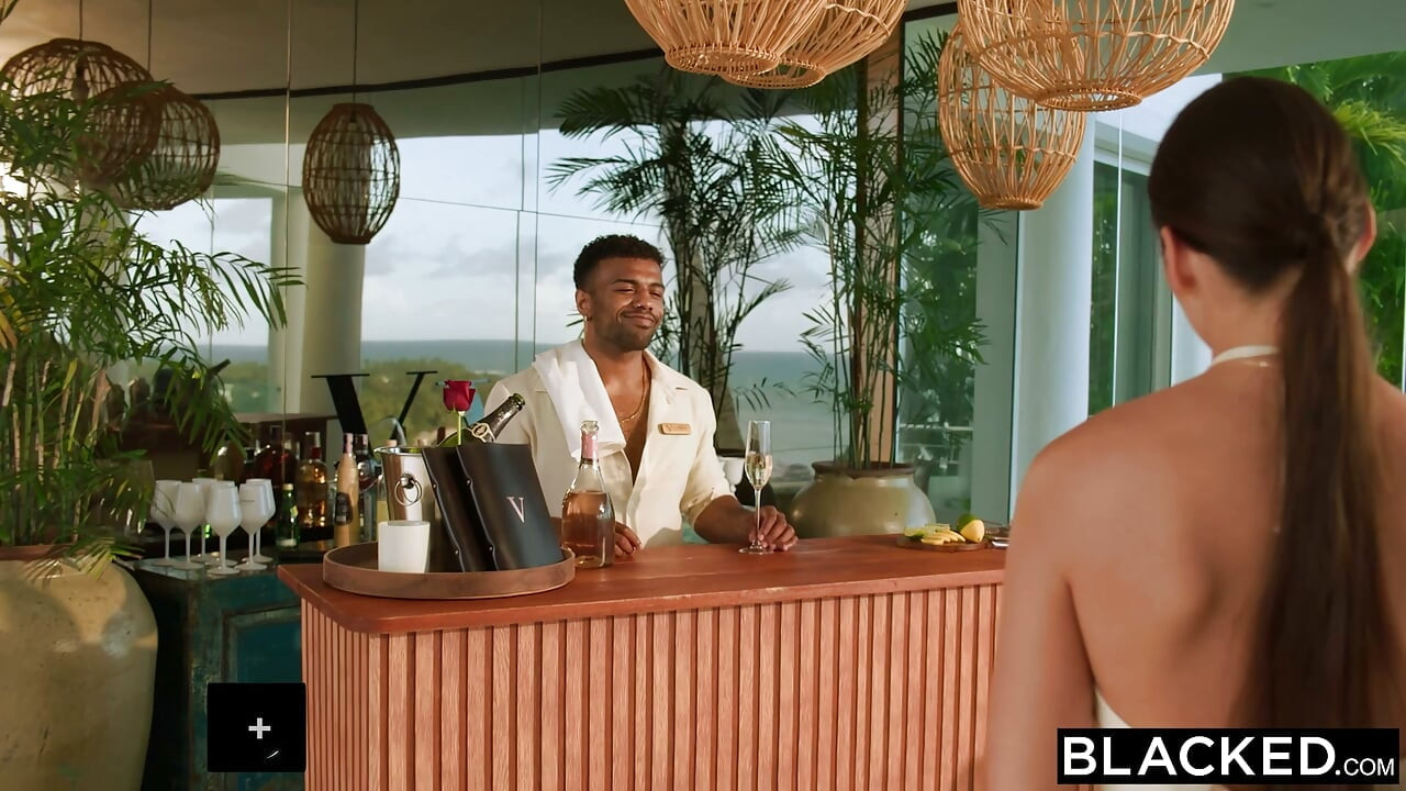 BLACKED - Superba blondă Lily Blossom futută de 5 pule negre uriașe în primul ei gangbang