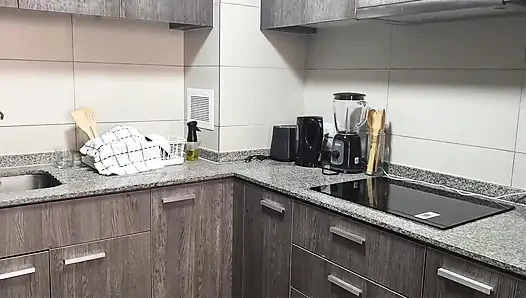 Video mesum penggemar, ibu tiri dikejutkan di dapur