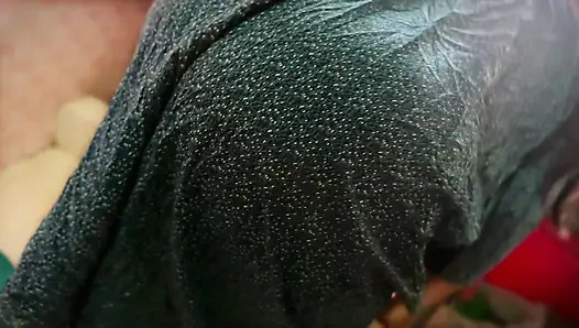 Ateşli orta yaşlı seksi Müslüman yenge mutfakta yemek yaparken debar tarafından anal sikiliyor ve kocası evde değil - Arap anal seks