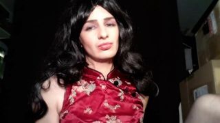 Weißer Sissy-Transvestit im asiatischen Ladyboy-Kleid mit kleinem Schwanz