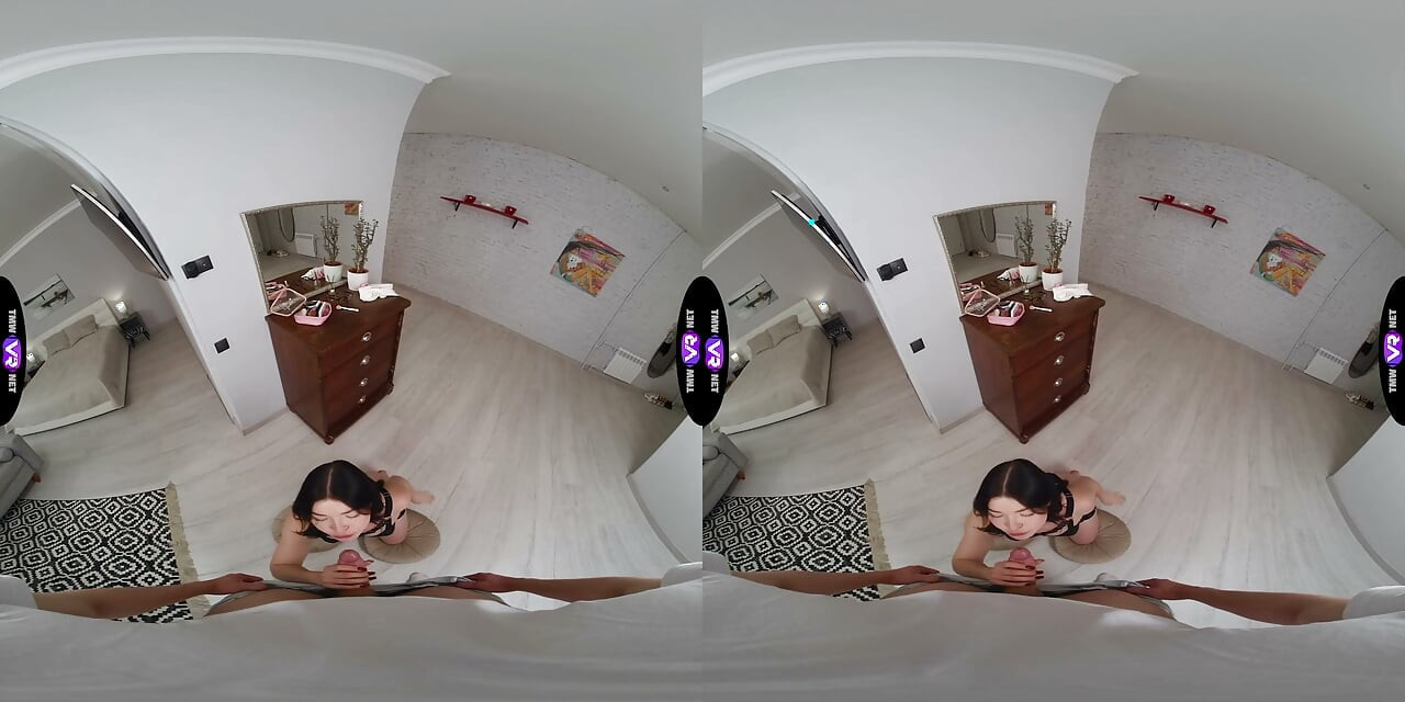 Virgin Butterflyがランジェリー姿で挑発した後、全裸になる - TeenMegaWorld