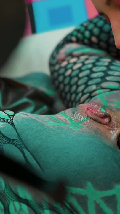 Uzbudljiv trenutak iz "Gotička lezbijska igra šakama u lateksu, špricanje i zjapljenje"