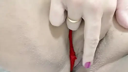 Aku lagi asik muasin memekku sendirian sama teman-temanku sambil ditonton suamiku di tv