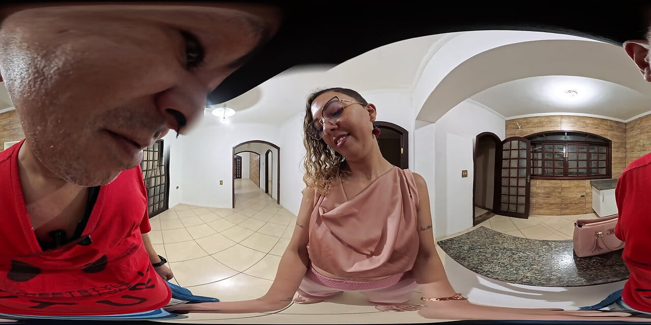 Executiva chupa e faz sexo com um cliente em uma casa vazia.