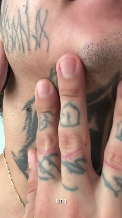 שליטה של אדם קטן על ידי השד הענק מקברינק