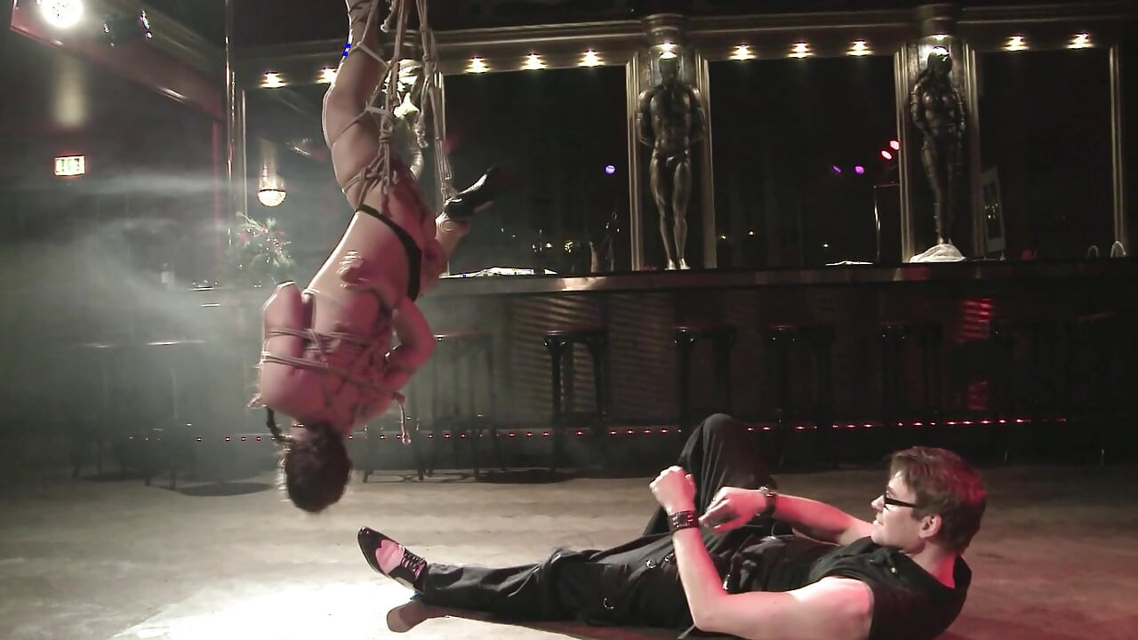 Mamă sexy suspendată în robie erotică: suspendare intensă sado-maso și fior