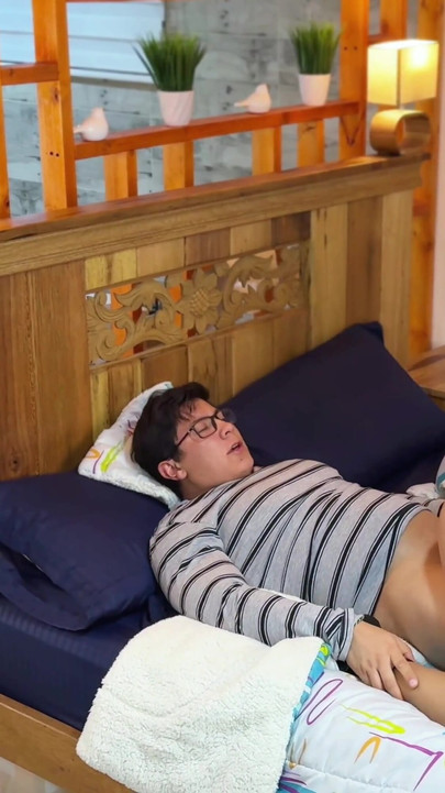 Sortudo trapaceiro! Ele fodeu sua namorada e sua empregada no mesmo quarto! AMBOS GOZADOS! | Clipe 1