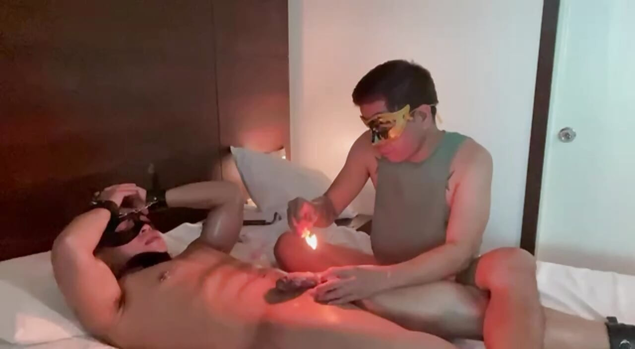 Hotel-BDSM-Spiele: philippinische twinks werden mit heißem wachs versohlt