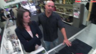 Une fille en gage est sauvée par le gérant du magasin avant une pipe