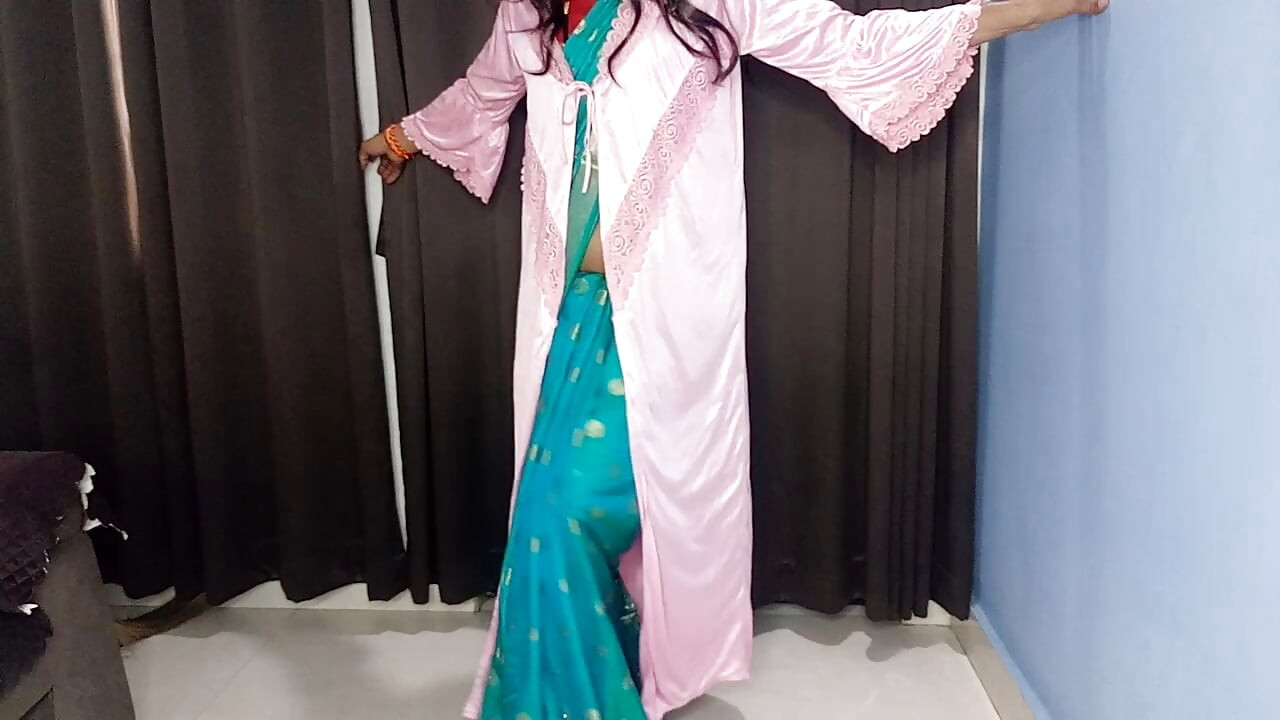 Indische heiße sexy verheiratete frau satin sari und bh oanty