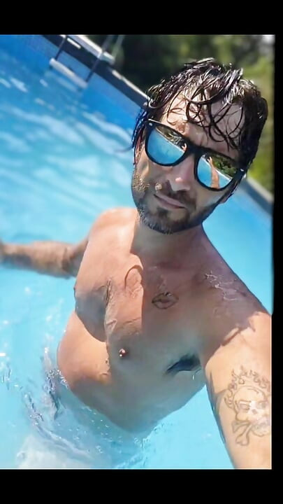 ELE ACARICIANDO ESSA COISA