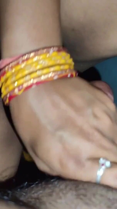 Istri panas desi India menunggangi dan mendapatkan air mani di dalam memek | Klip 1