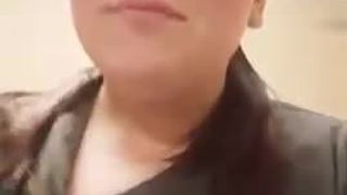 Böse Jess nimmt schlaffe Titten in Taco-Bell heraus