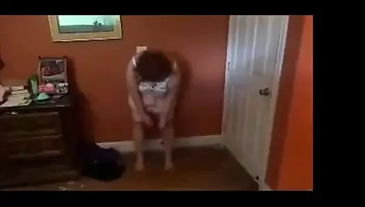 Hemşire Vicki yatakta kendisiyle oynuyor