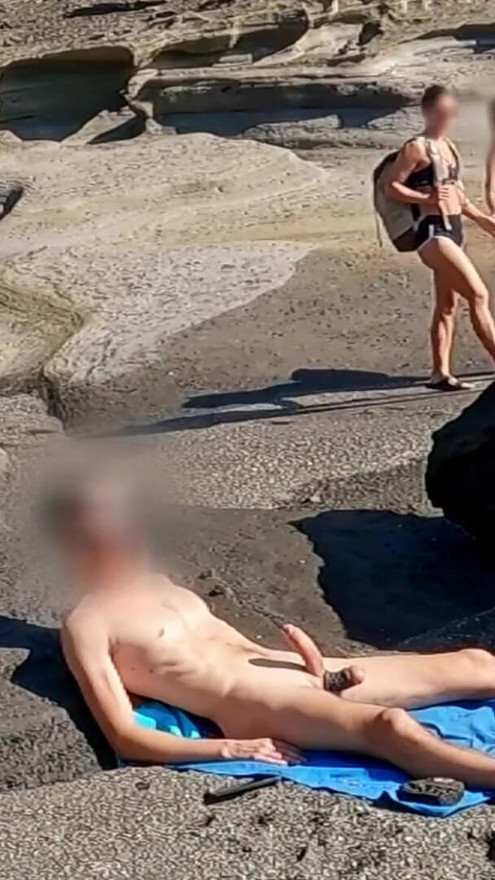 İki kız için plajda teşhiri:arkadaşım Fede bir arkadaşıyla plaja gidiyor ve baharatlı bir karşılaşma düzenliyor... | Klip 1