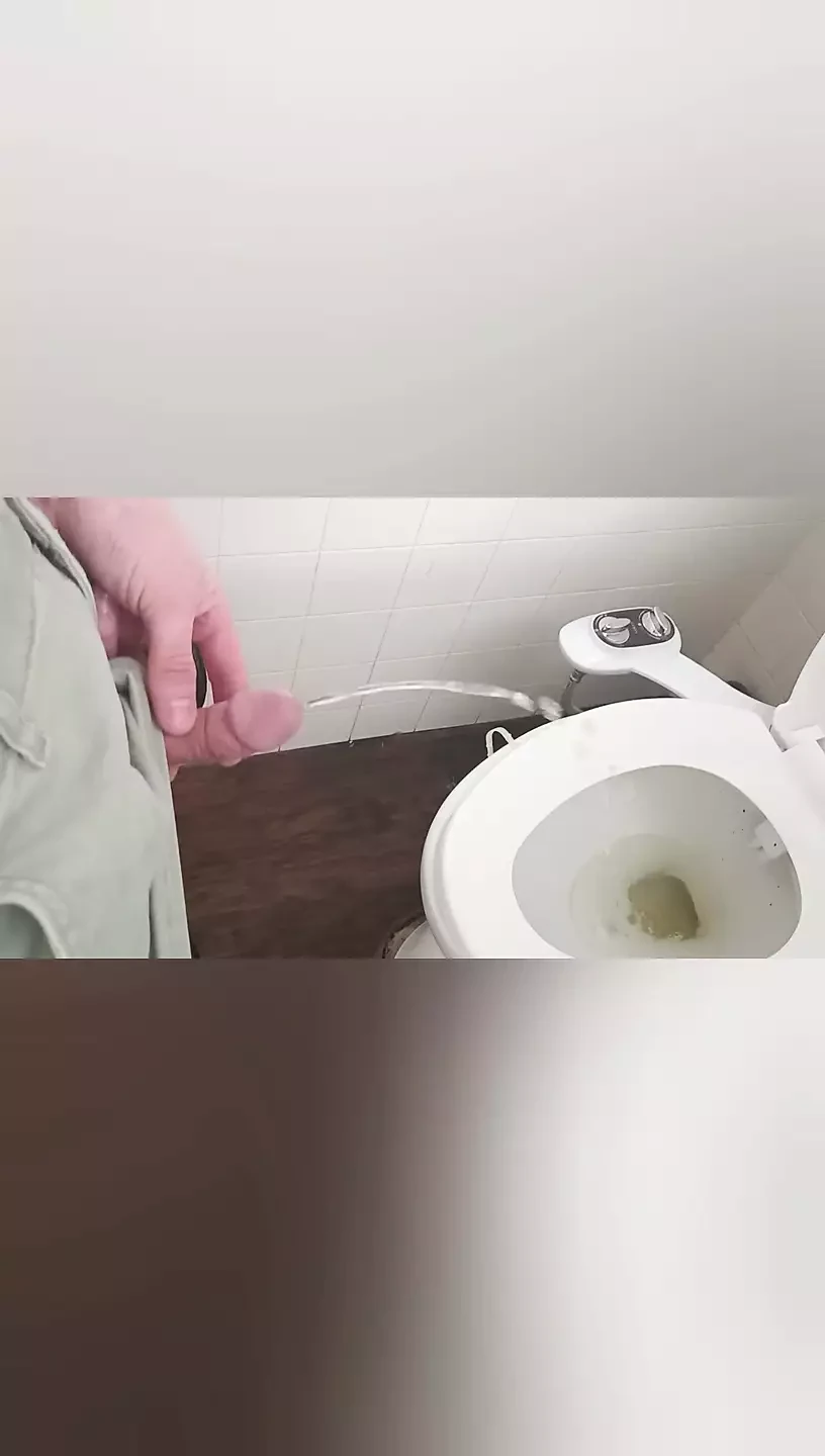 Banyo lavabosunda işiyor derlemesi