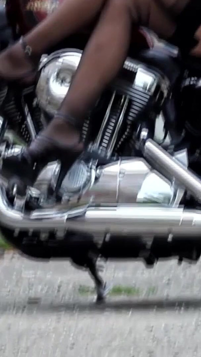 カムガールが一緒にフォトシュートに行き、それをEroticOnlyで見せる!クリップ2