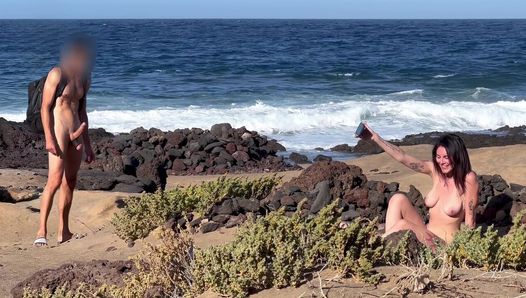 Mamada nudista en la playa: Muestro mi polla dura a una perra que me pide una mamada y semen en su boca.