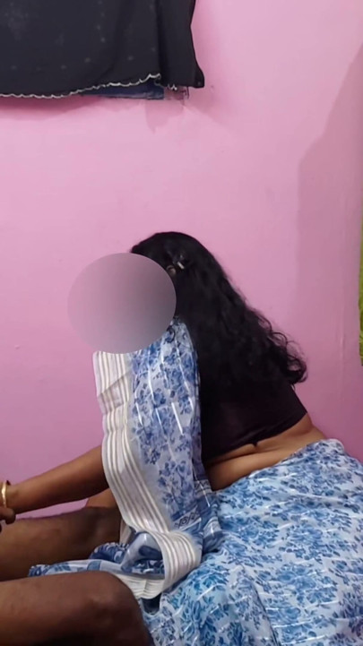 Ich hab im Schlafzimmer Pornos auf dem Handy geschaut und den Schwanz in der Hand gehabt, da kam die tamilische Tante Bhavana geschockt rein, ich hab sie gepackt und ha | Clip 1