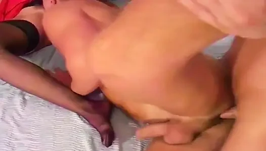 Muhteşem kızıl saçlı bebek iki biseksüel adamla paylaşıyor