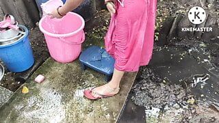 Anita Yadav купается на улице с красивыми сиськами