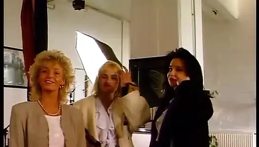 Klasik kızlar oyuncu seçmelerinde soyunuyor ve birbirlerine dokunuyor
