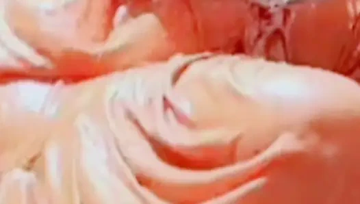 Во время купания деревенская женщина принимает ванну голышом после того, как полностью сняла ее одежду