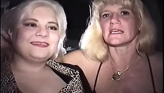 Blonde MILF lutscht gloryhole-schwanz und zeigt tropfenden sperma-arsch