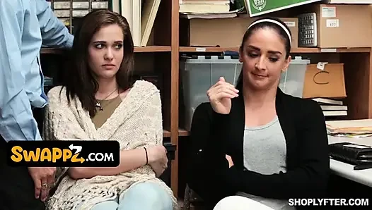 Hırsızlık yapan üvey kız Peyton Robbie ve annesi Sheena memurla bir anlaşma yapıyor