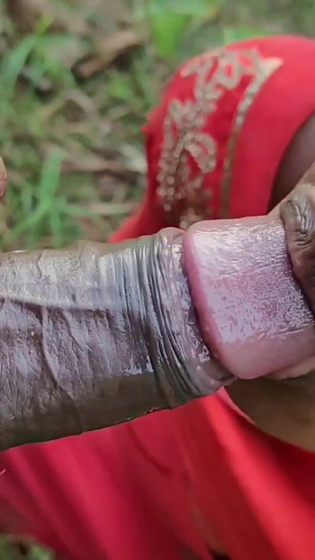 Momen menakjubkan dari "seks gadis desa di hutan"