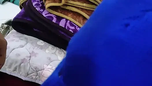 Eine saudische Schlampe betrügt ihren Mann mit irgendjemandem, weil sie Schwanz und Sex liebt