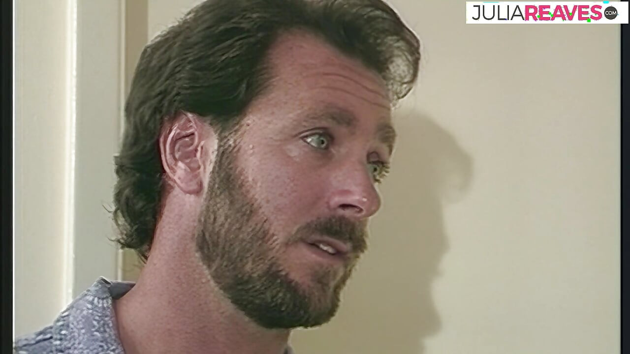 セクシーな熟女はプールの脇の座席でリラックスします