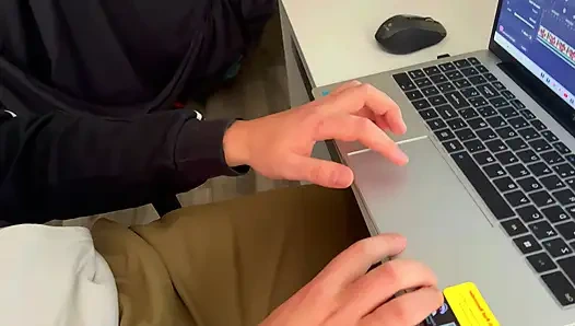 Kakak tiri berdada mengejutkan saya dengan blowjob terbaik