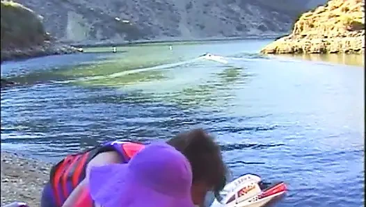 Seks threesome di pantai