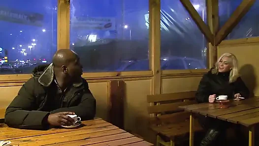 Suami cuckold harus membantu istrinya saat dia mendapat orgasme dengan kekasih kulit hitam