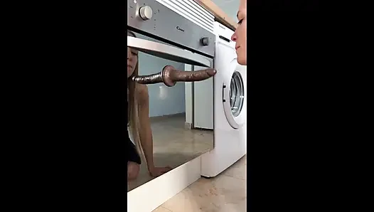Zierliche hausfrau bemerkte, dass schwarzer schwanz besser ist und bekam einen kräftigen squirt